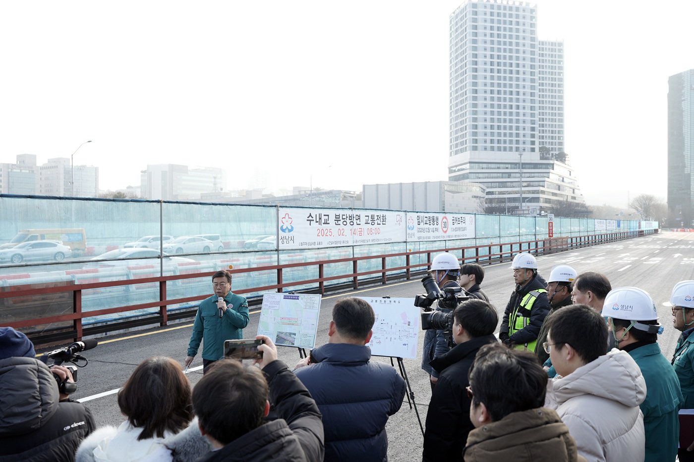 성남시, 수내교 분당 방향 가설교량 설치 완료 …4차로 임시도로 개통