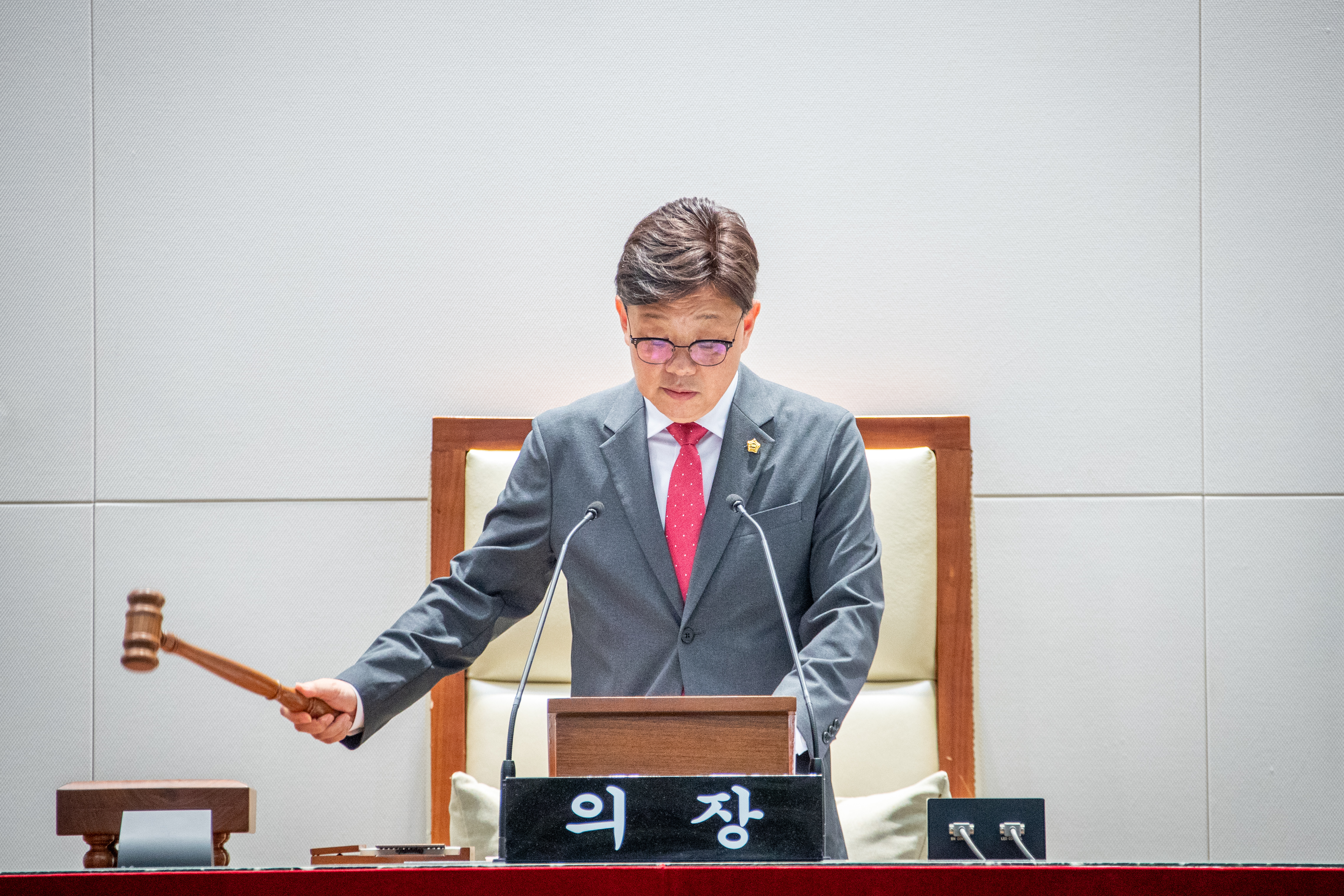 성남시의회, 의장 선출 두고 또 파행…욕설·고성 속 반쪽 본회의
